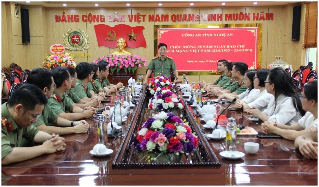 Đồng chí Đại tá Trần Ngọc Tuấn - Phó Giám đốc Công an tỉnh ghi nhận, biểu dương những kết quả, thành tích và đóng góp quan trọng của đội ngũ làm công tác tuyên truyền vào thành tích chung của Công an Nghệ An