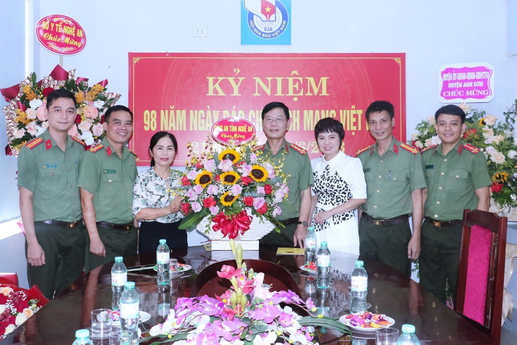 Đoàn công tác đến thăm, chúc mừng Hội nhà Báo Nghệ An