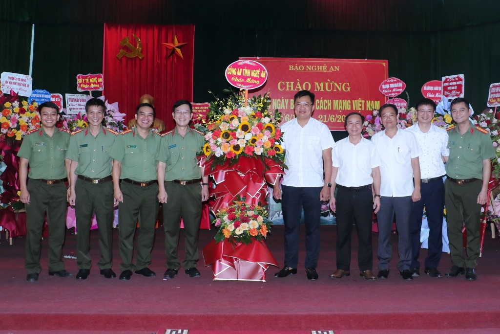 Đoàn công tác chúc mừng tại Báo Nghệ An