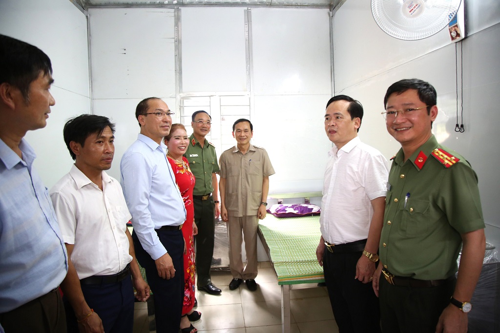 Các đại biểu tham quan Nhà điều trị Trạm y tế xã Mường Ải