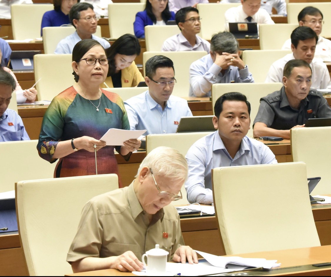 Đại biểu Nguyễn Thị Yến, Phó Bí thư Thường trực Tỉnh ủy, Trưởng Đoàn ĐBQH tỉnh phát biểu thảo luận.