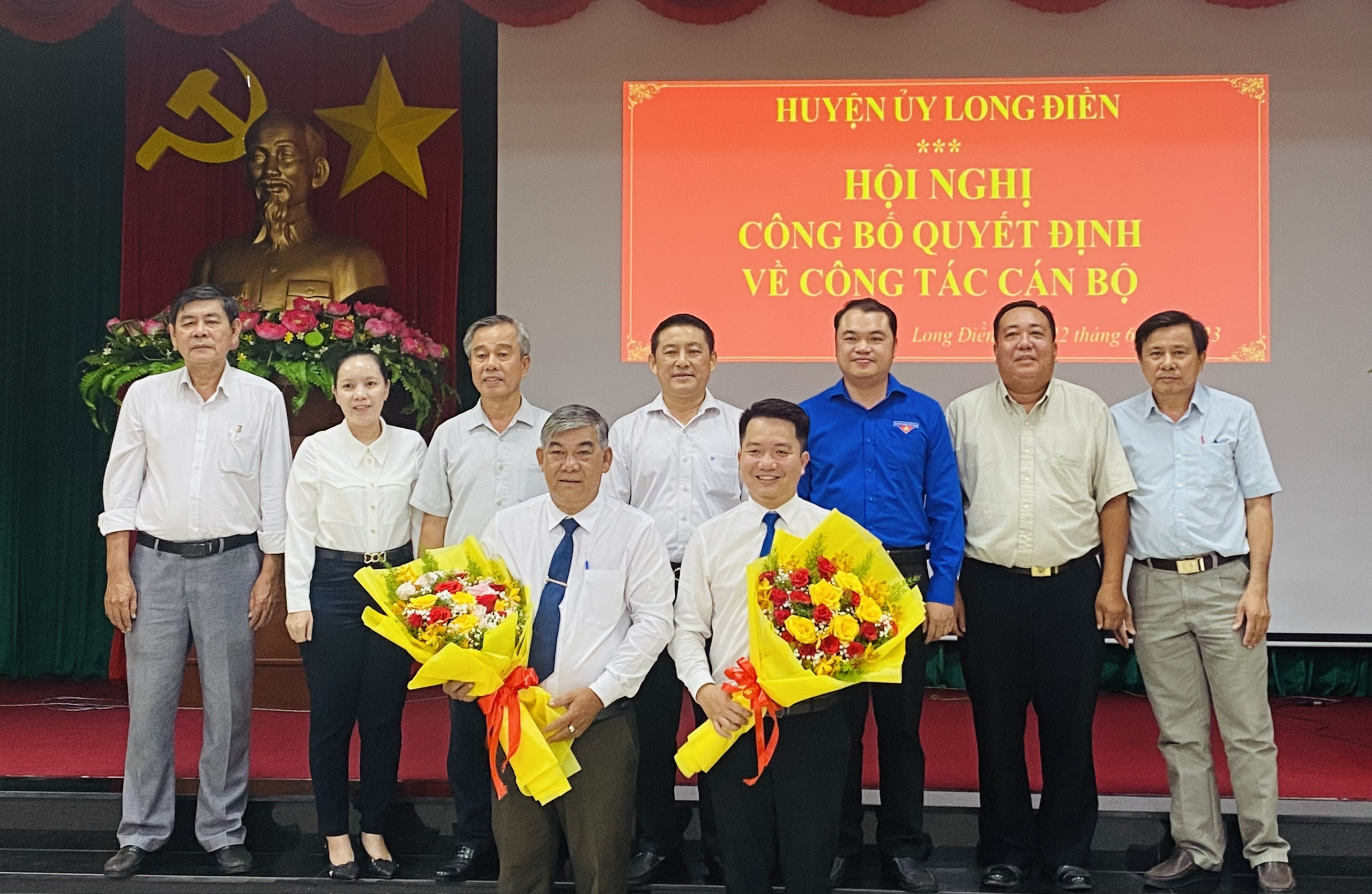 Lãnh đạo Tỉnh Đoàn cùng lãnh đạo huyện Long Điền chụp ảnh lưu niệm cùng ông Võ Văn Nghĩa và anh Phạm Tiến Đạt.  