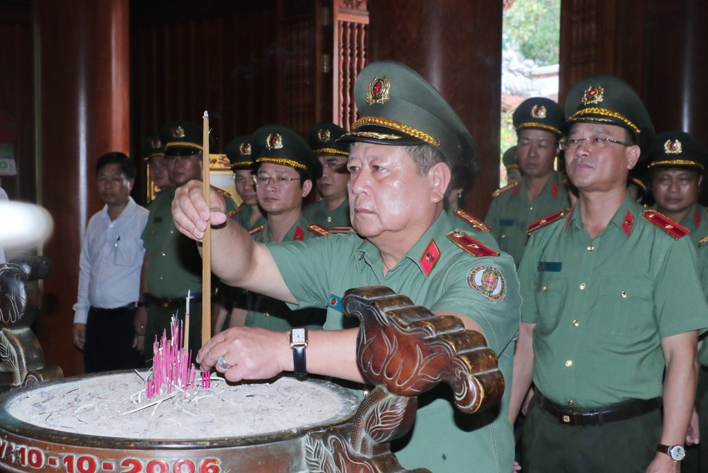 Đồng chí Thiếu tướng Phạm Đăng Khoa, Cục trưởng Cục Quản lý xuất nhập cảnh, Bộ Công an dâng hương trước anh linh Chủ tịch Hồ Chí Minh