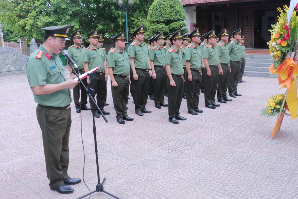 Dâng hoa, dâng hương tại tại Nhà tưởng niệm Cố Bộ trưởng Trần Quốc Hoàn (xã Trung Phúc Cường, huyện Nam Đàn)
