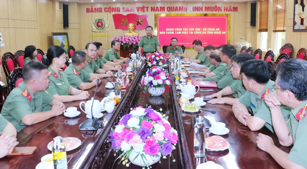 Đoàn cũng có buổi làm việc với Công an tỉnh Nghệ An liên quan tới công tác quản lý xuất nhập cảnh trên địa bàn