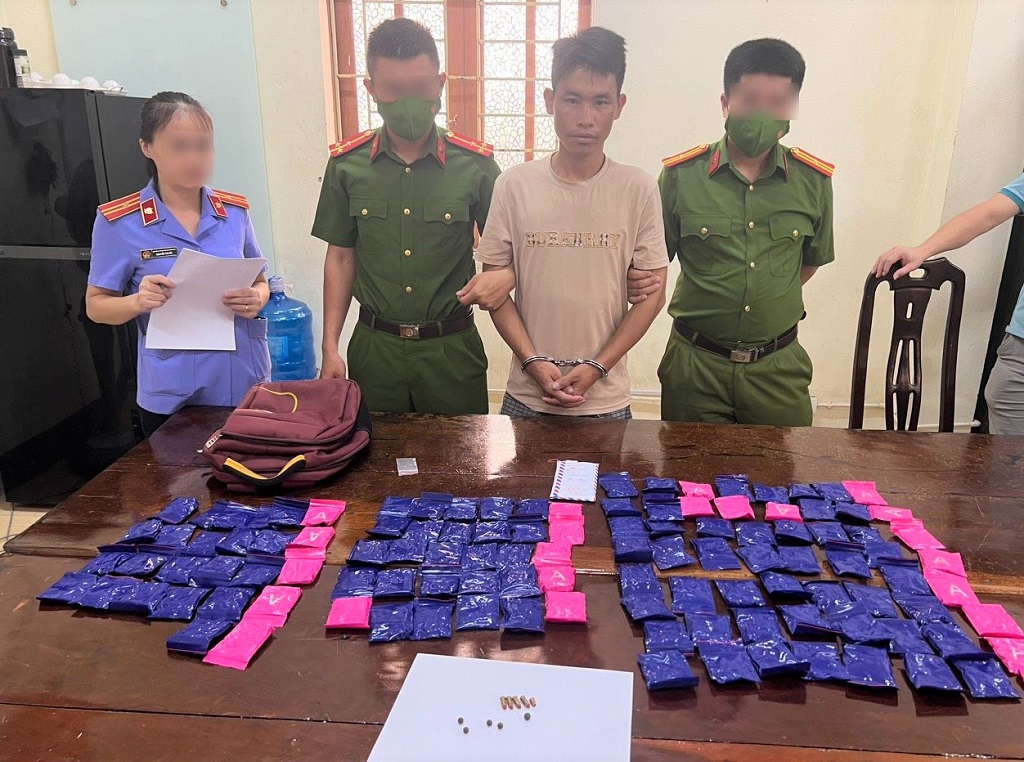 Đối tượng Lầu Bá Lỳ và tang vật 