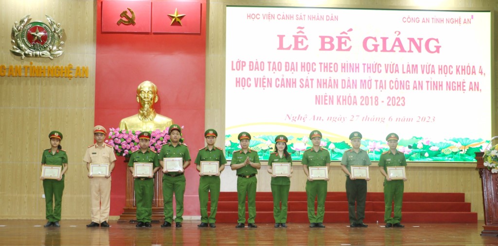 Trao Giấy khen cho các học viên có thành tích xuất sắc trong nhiệm vụ học tập, rèn luyện, quản lý, xây dựng trường học