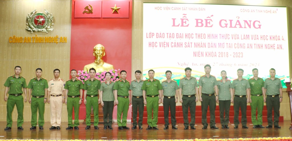 Các đại biểu chụp ảnh lưu niệm
