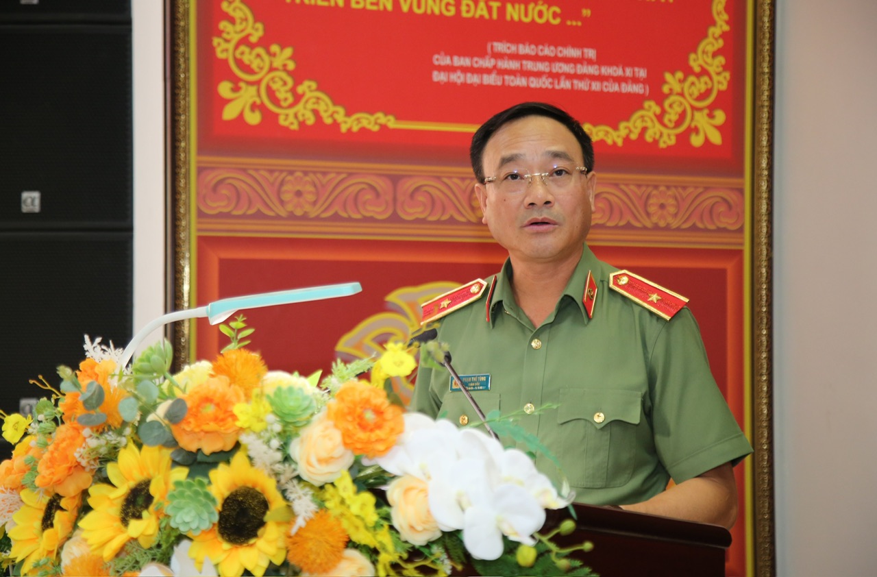   Đồng chí Thiếu tướng Phạm Thế Tùng, Ủy viên BTV Tỉnh ủy, Bí thư Đảng ủy, Giám đốc Công an tỉnh đã phổ biến một số nội dung của việc lấy phiếu tín nhiệm