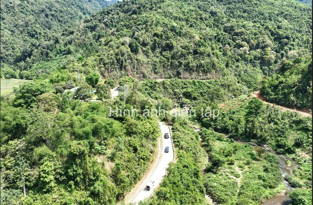 Các phương tiện là xe chuyên dụng di chuyển tại địa hình đồi núi trong chương trình diễn tập