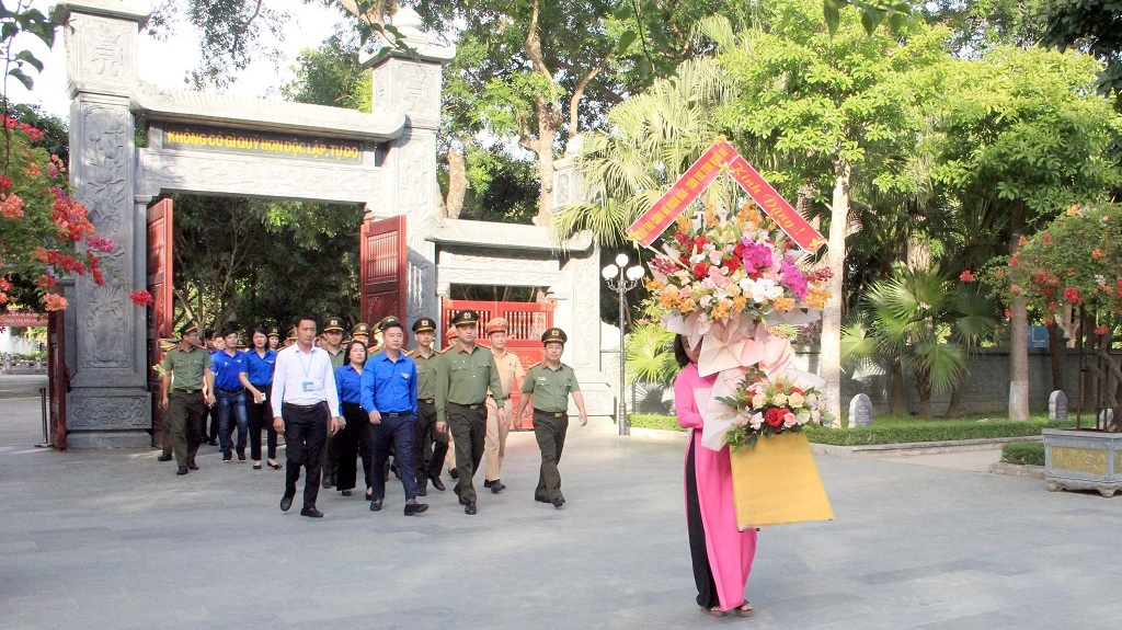 Ban Thanh niên Công an Nhân dân, Công an Nghệ An và Tỉnh đoàn Nghệ An dâng hoa tại Khu di tích Kim Liên