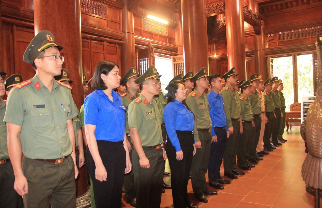 Đoàn đại biểu thành kính dâng hương, dâng hoa tưởng niệm Chủ tịch Hồ Chí Minh tại Khu Di tích Quốc gia đặc biệt Kim Liên