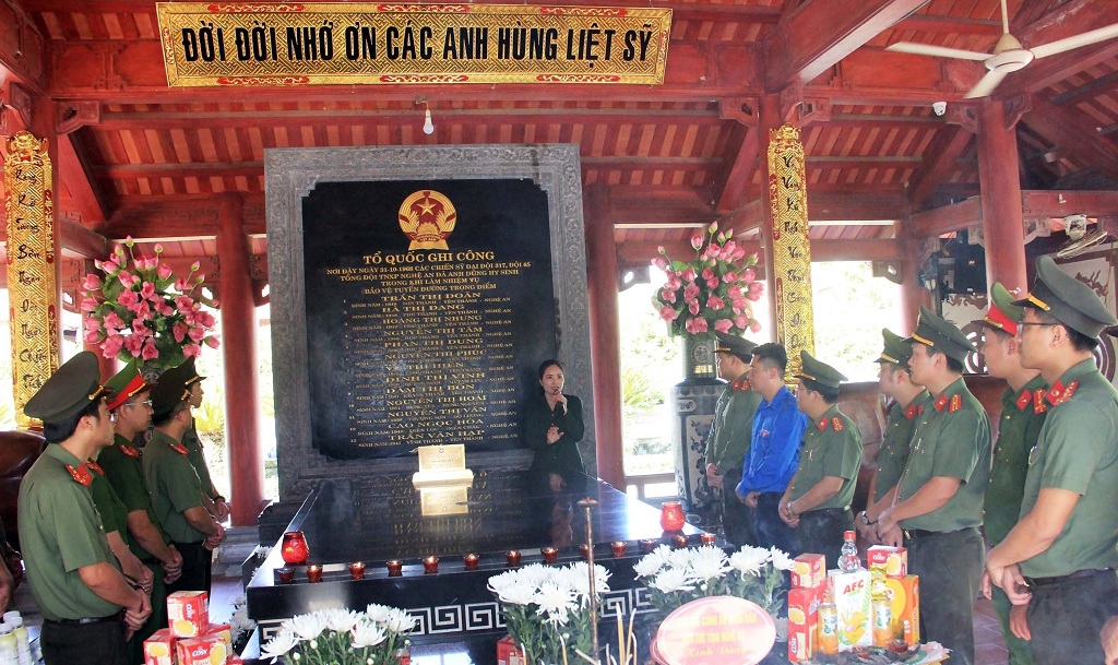 Đoàn đại biểu thành kính dâng hoa, dâng hương và có những phút giây xúc động khi được nghe thuyết minh về sự hy sinh anh dũng của các anh hùng liệt sĩ tại Khu Di tích lịch sử Quốc gia Truông Bồn ở xã Mỹ Sơn, huyện Đô Lương