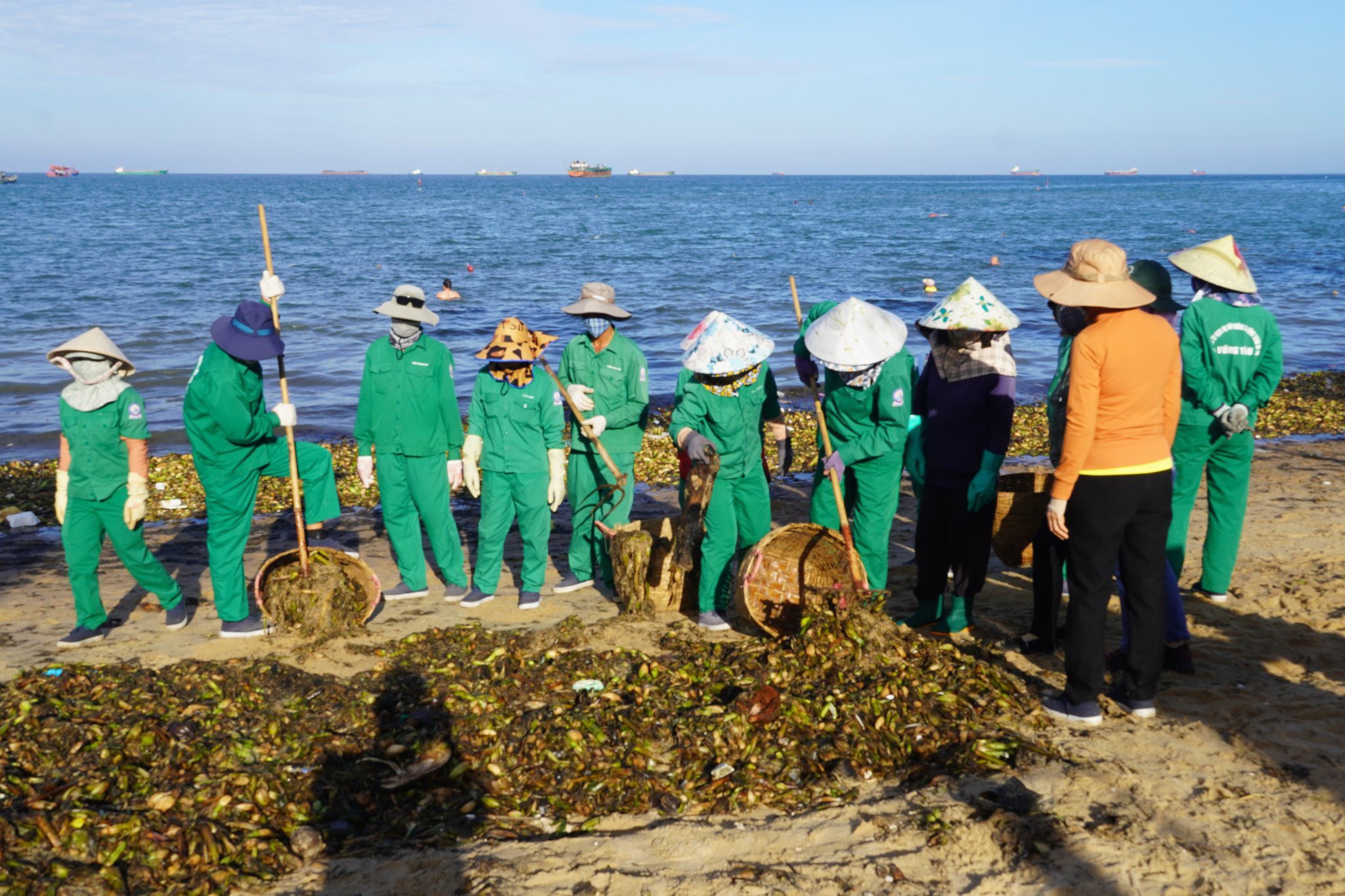 Công nhân VESCO nỗ lực thu gom rác đại dương trên biển Bãi Trước