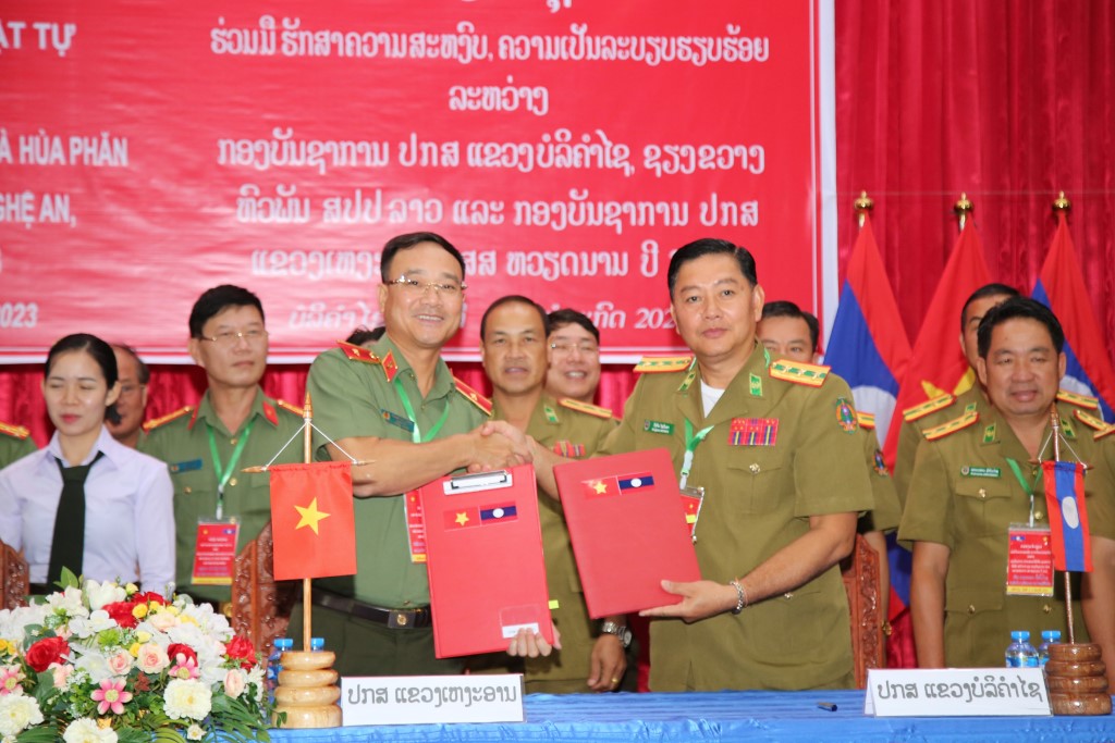 Công an tỉnh Nghệ An ký kết biên bản ghi nhớ với Công an tỉnh Bo Ly Khăm Xay
