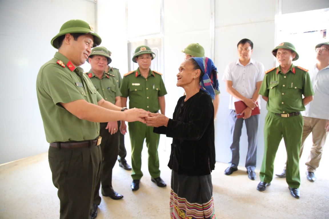 Người dân xúc động cảm ơn lực lượng Công an  đã hỗ trợ căn nhà mới khang trang