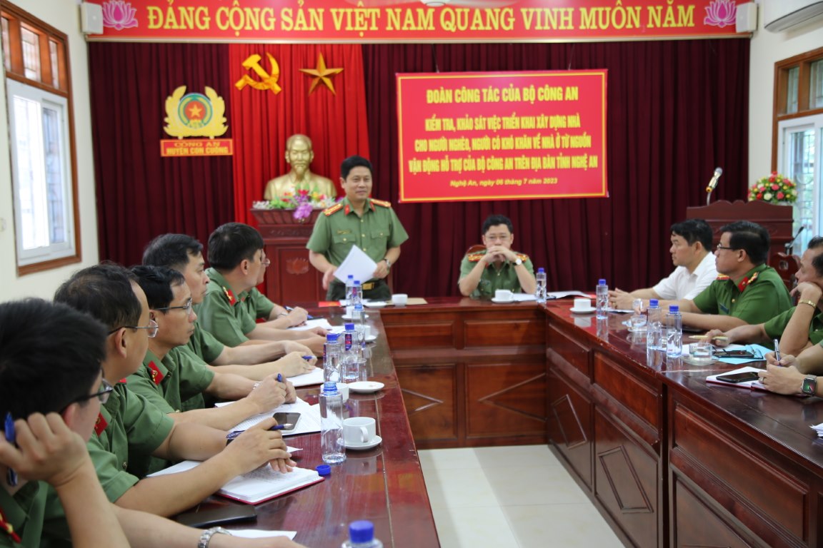 Đồng chí Đại tá Nguyễn Hồng Nguyên - Phó Chánh Văn phòng Bộ Công an đánh giá cao sự khẩn trương, quyết liệt của Công an tỉnh Nghệ An trong việc triển khai xây nhà cho người nghèo 