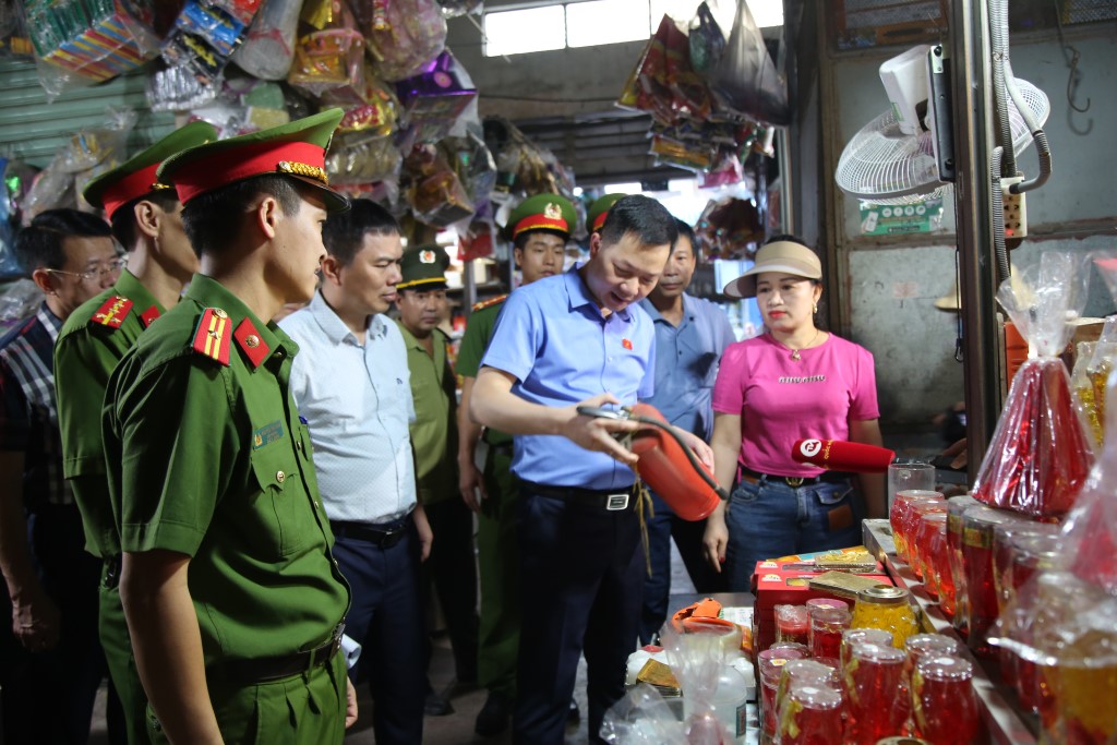 Đoàn kiểm tra việc trang bị phương tiện PCCC của các hộ kinh doanh