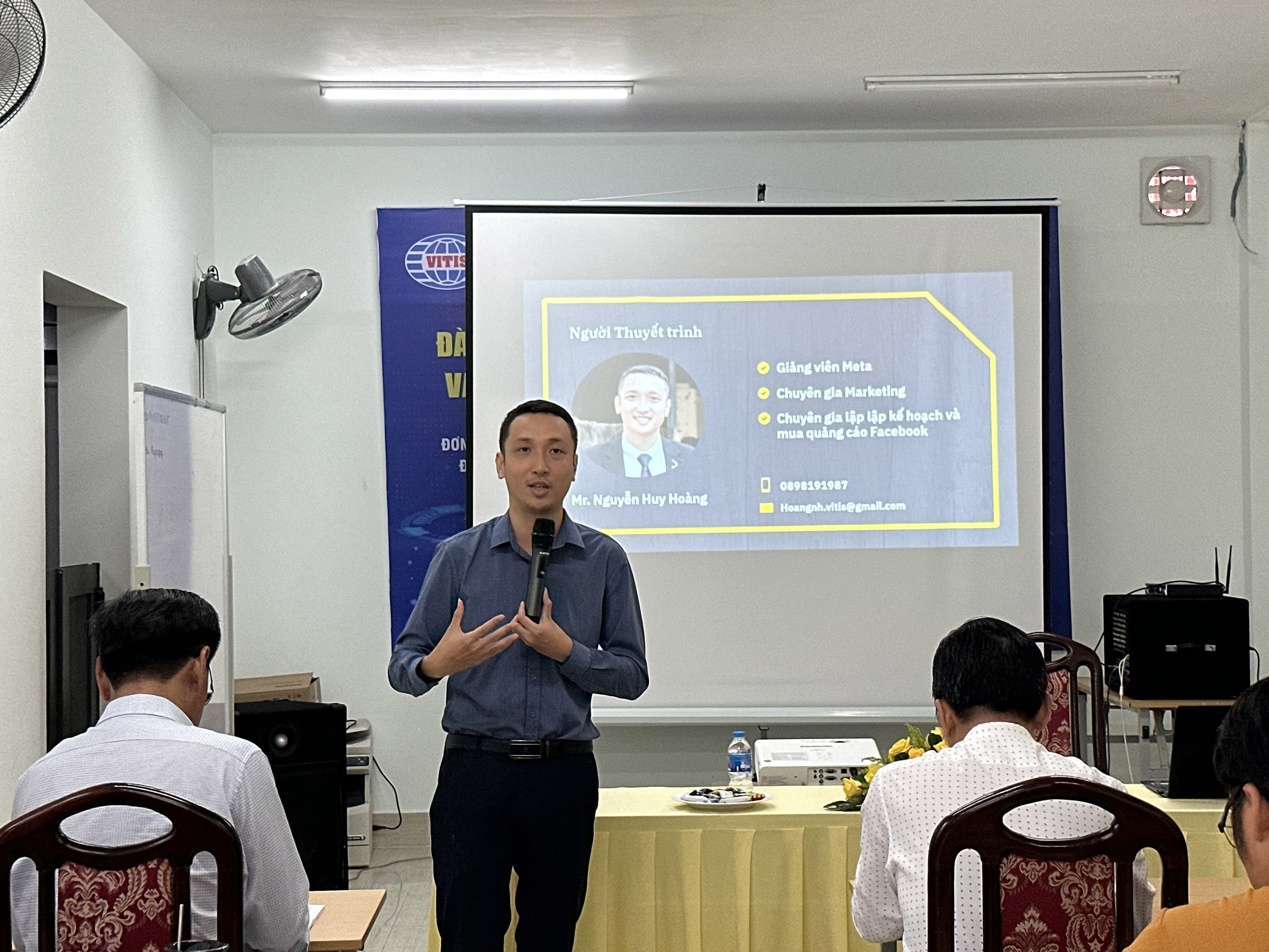 Thạc sĩ Nguyễn Huy Hoàng hướng dẫn DN các kỹ năng về quảng cáo và thu hút khách hàng trên nền tảng số.