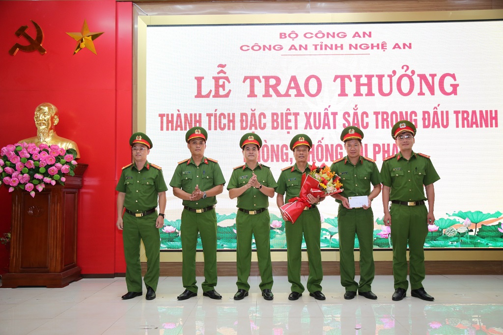 Trao thưởng các đơn vị, địa phương tham gia đấu tranh, khám phá các chuyên án lớn