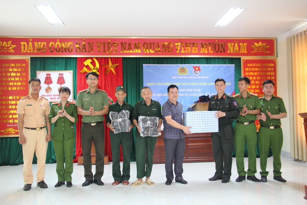 Tặng quà cho các bác thương, bệnh binh