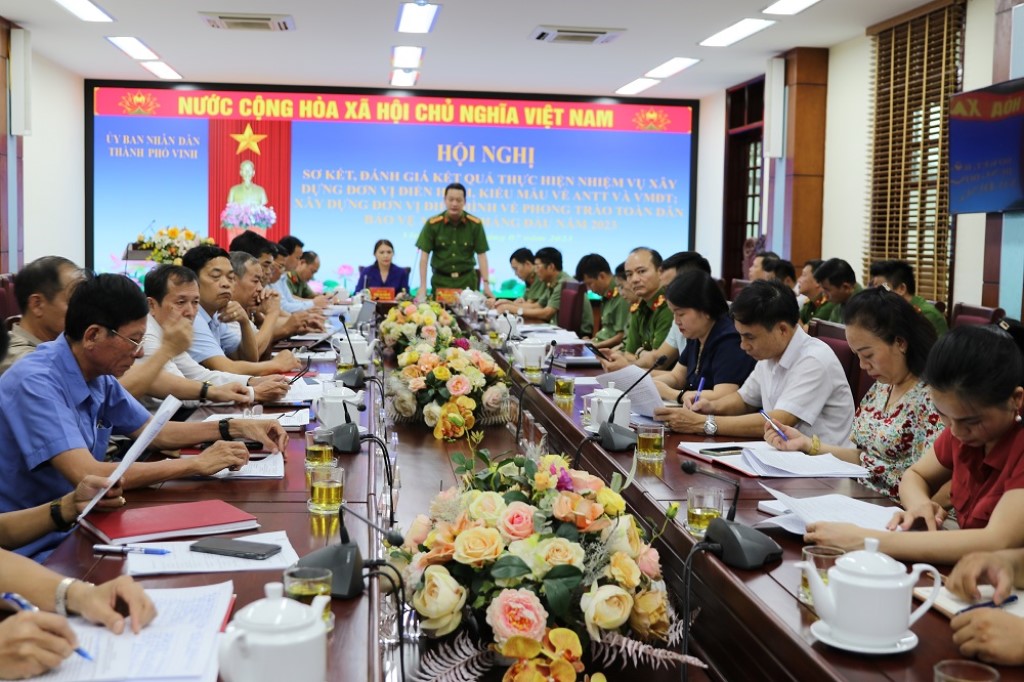 Đại diện lãnh đạo Công an thành phố Vinh báo cáo tình hình kết quả 06 tháng đầu năm triển khai chủ trương “xây dựng đơn vị điển hình, kiểu mẫu” 