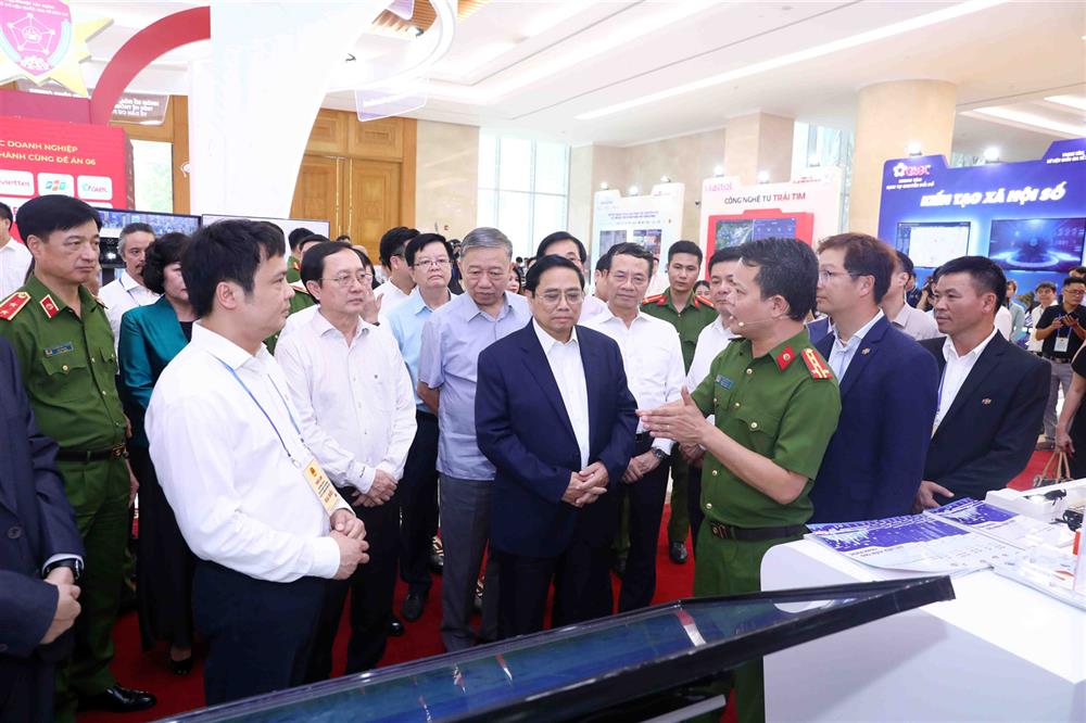 Thủ tướng Phạm Minh Chính và đồng chí lãnh đạo dự buổi triễn lãm giới thiệu các mô hình chuyển đổi số.