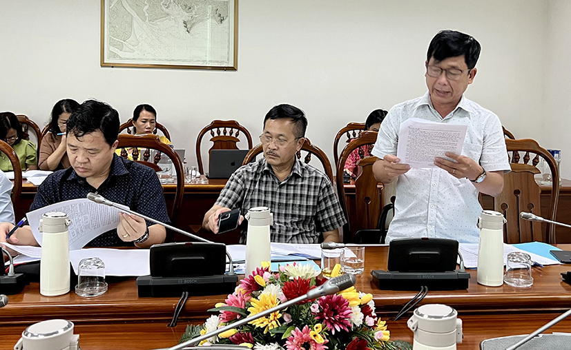 Ông Trần Kim Phúc, Phó Chủ tịch UBND huyện Long Điền giải trình kiến nghị của DN tại cuộc họp.