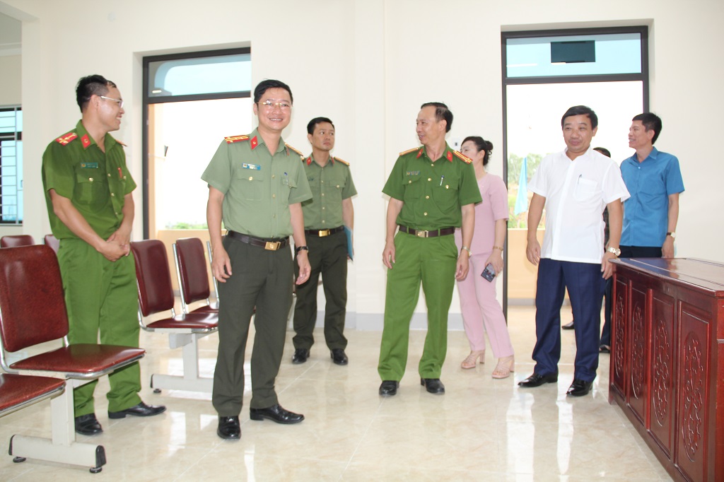 Các đại biểu tham quan trụ sở làm việc Công an xã Nghi Vạn