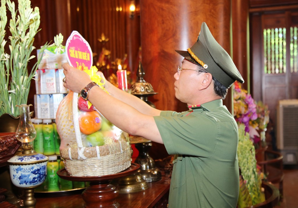 Đồng chí Đại tá Lê Văn Thái, Phó Giám đốc Công an tỉnh dâng lễ lên anh linh Chủ tịch Hồ Chí Minh
