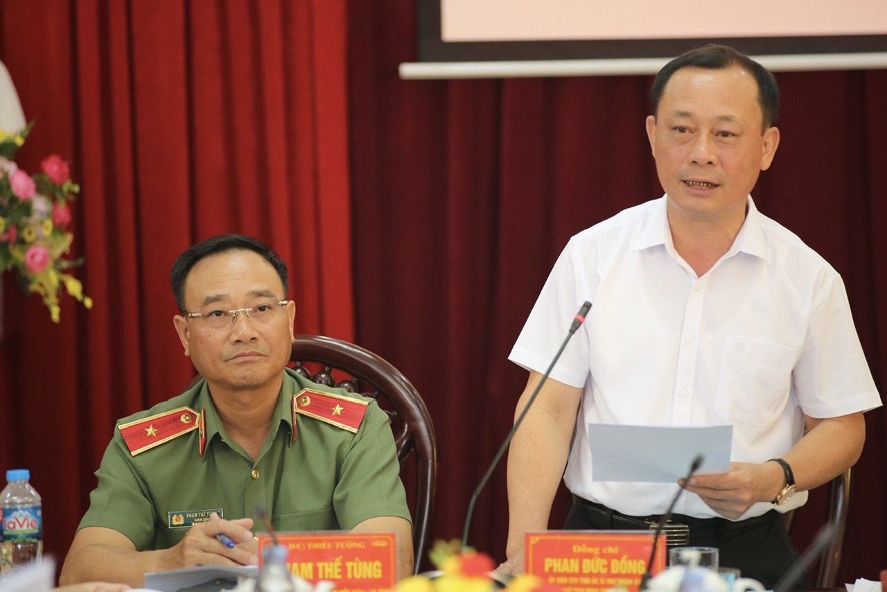 Đồng chí Phan Đức Đồng, Ủy viên Ban Thường vụ Tỉnh ủy, Bí thư Thành ủy Vinh phát biểu tại Hội nghị