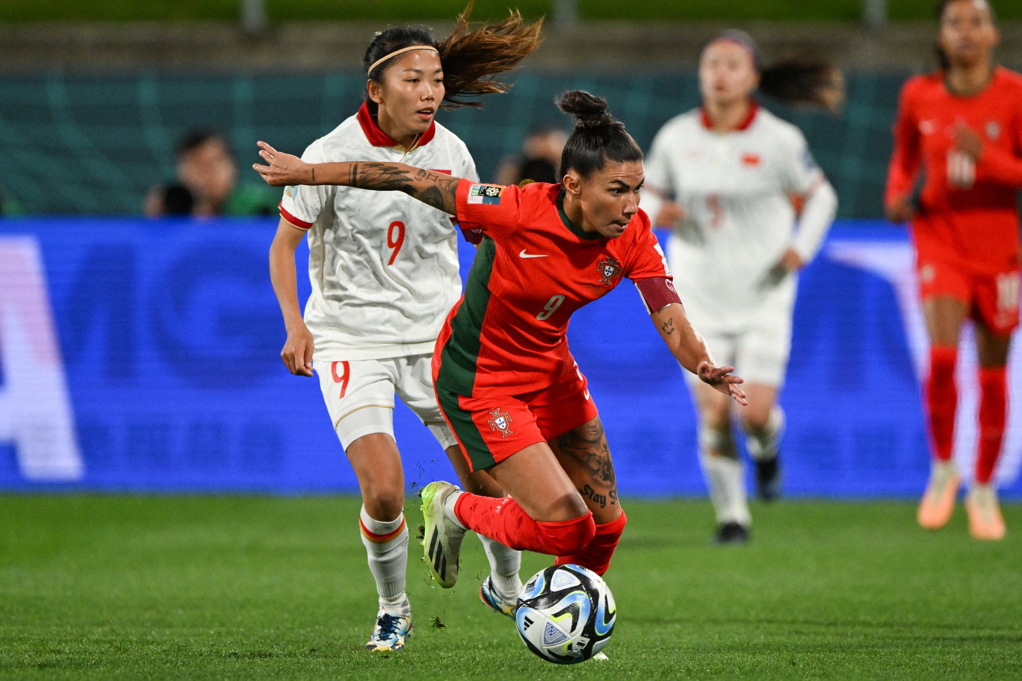 Đội tuyển nữ Bồ Đào Nha (áo đỏ) đã dễ dàng giành chiến thắng 2-0 trước tuyển nữ Việt Nam. Ảnh: TNO