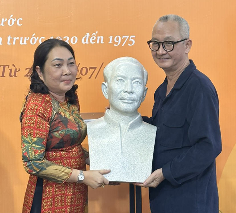 Bà Lê Thị Hằng tiếp nhận chân dung chiến sĩ cách mạng Dương Bạch Mai do điêu khắc gia Bùi Hải Sơn trao tặng.