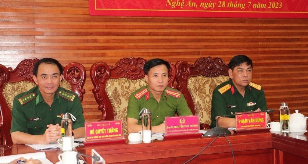 Các đồng chí: Đại tá Phạm Văn Dũng, Phó Tham mưu trưởng Quân khu 4; Đại tá Nguyễn Duy Thanh, Phó Giám đốc Công an tỉnh; Đại tá Hồ Quyết Thắng, Phó Chỉ huy trưởng, Tham mưu trưởng Bộ đội Biên phòng tỉnh đồng chủ trì điểm cầu Công an Nghệ An
