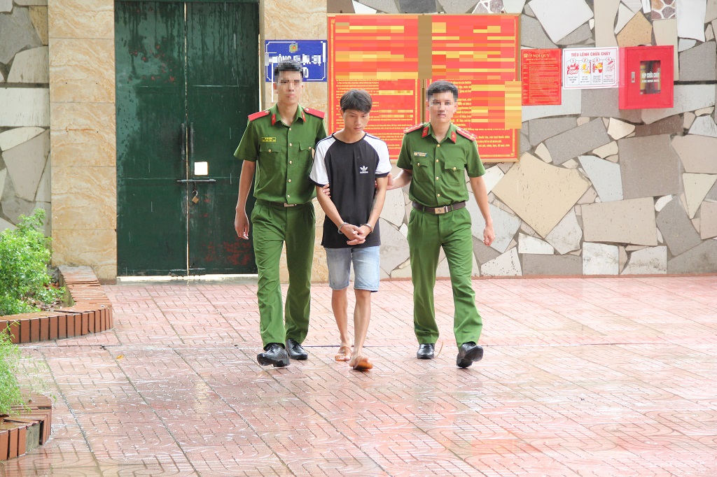 Cơ quan Công an dẫn giải đối tượng Phạm Trọng Long