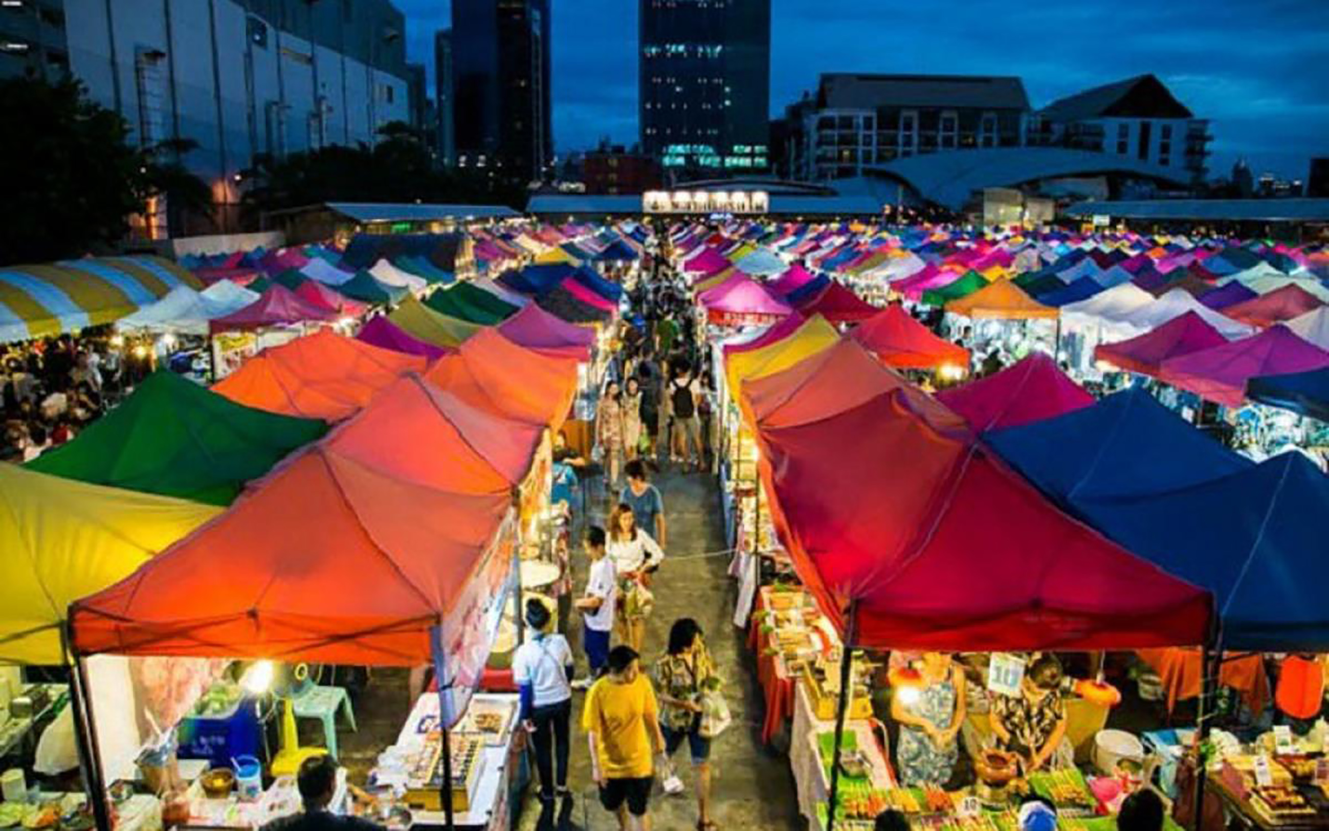 Ở bất kỳ địa bàn du lịch nào của Thái Lan đều có chợ đêm sầm uất phục vụ du lịch.