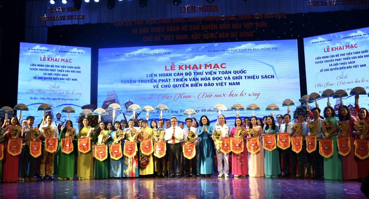 Ban Tổ chức tặng hoa và cờ lưu niệm đến các 30 Đoàn cán bộ thư viện tham dự Liên hoan.
