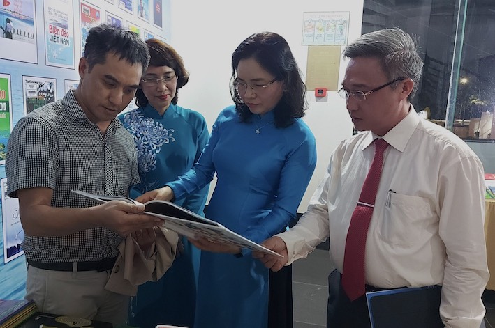 Bà Trịnh Thị Thủy (thứ 2 từ phải qua), Thứ trưởng Bộ VH-TT-DL; ông Đặng Minh Thông (bìa phải) tham quan các gian trưng bày giới thiệu sách hay, sách mới tại Liên hoan.