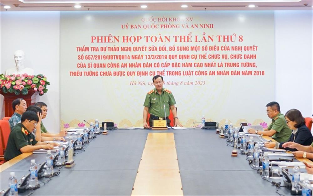 Chủ nhiệm UBQPAN Lê Tấn Tới phát biểu tại phiên họp. 