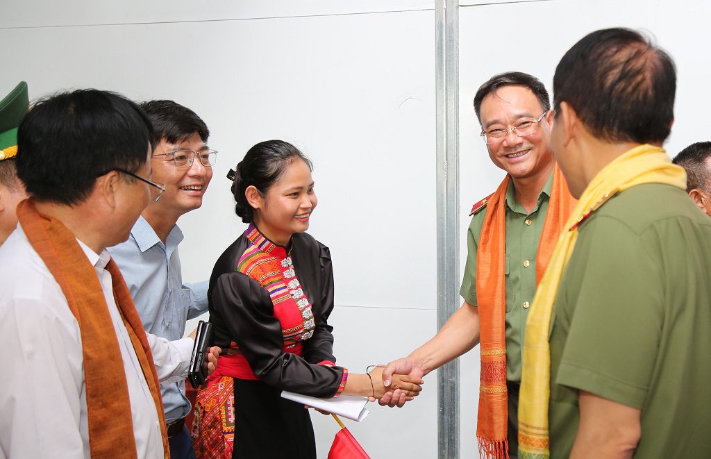 Các đồng chí lãnh đạo Bộ Công an và tỉnh Nghệ An tham quan và chung vui với bà con trong ngôi nhà mới