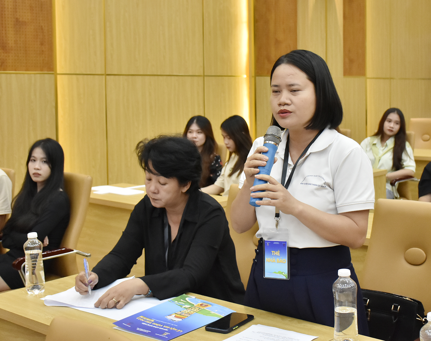 Đại diện Tạp chí Du lịch TP.Hồ Chí Minh đặt câu hỏi với BTC tại họp báo