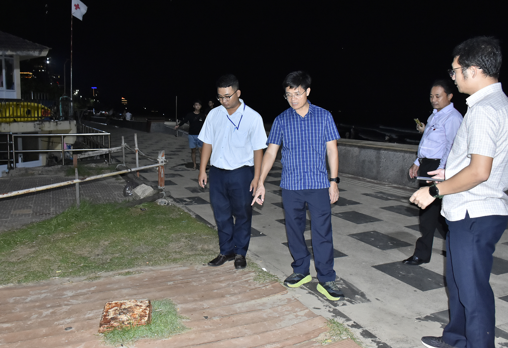 Ông Vũ Hồng Thuấn, Phó Chủ tịch UBND TP. Vũng Tàu nhắc nhở các lực lượng chú ý tổng vệ sinh cho Bãi Sau sạch sẽ, ngăn nắp.