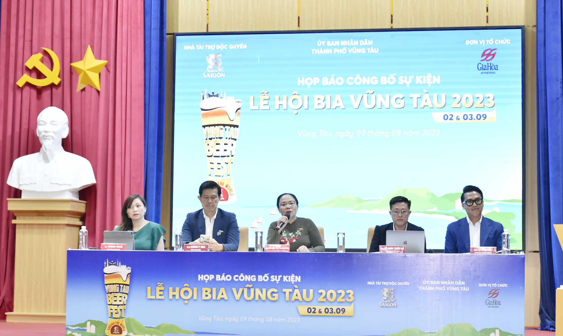 Bà Nguyễn Thị Thu Hương, Phó Chủ tịch UBND TP.Vũng Tàu trả lời câu hỏi của phóng viên tại buổi họp báo.