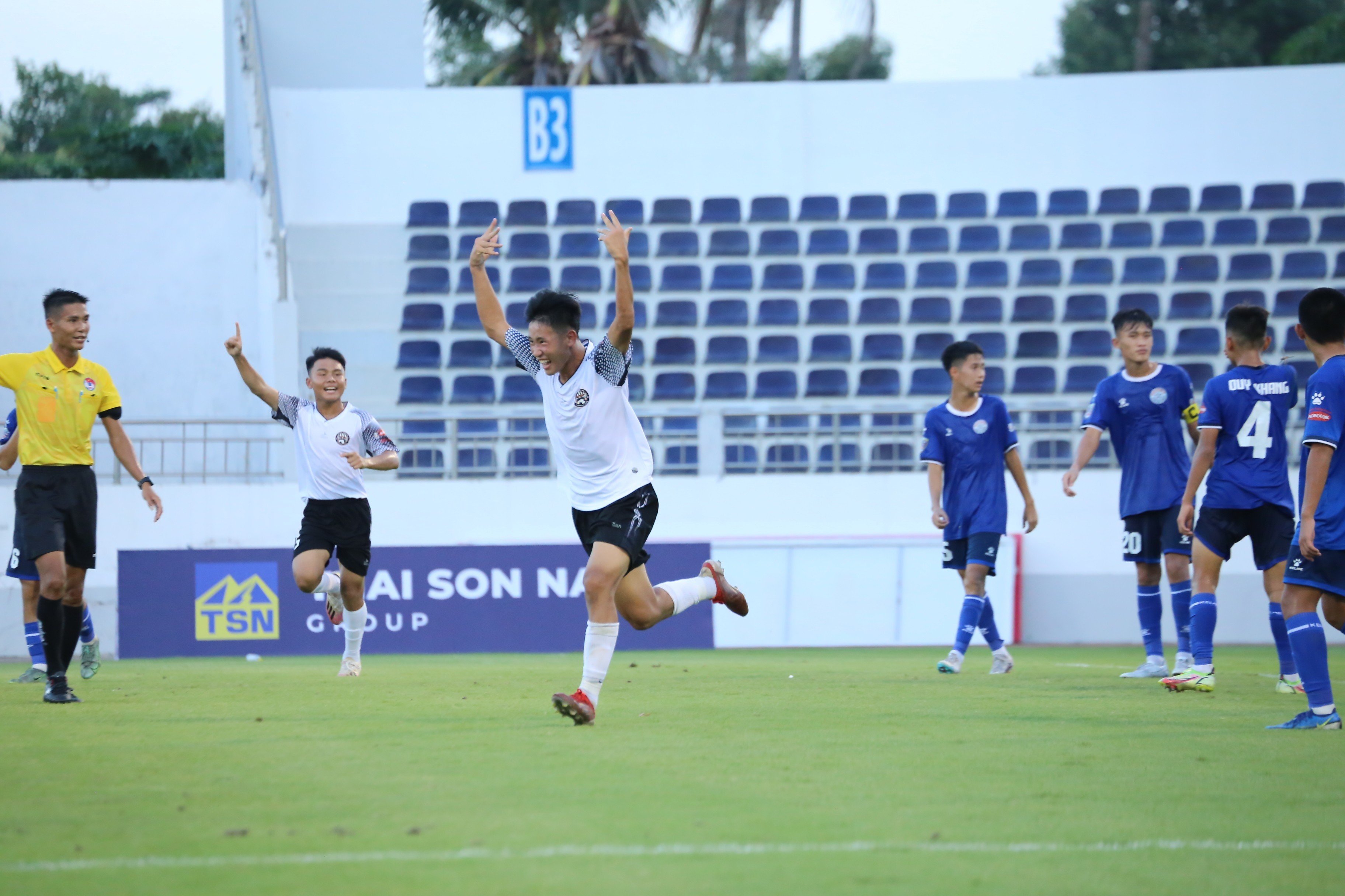 Các cầu thủ U15 Bà Rịa - Vũng Tàu ăn mừng sau bàn thắng.