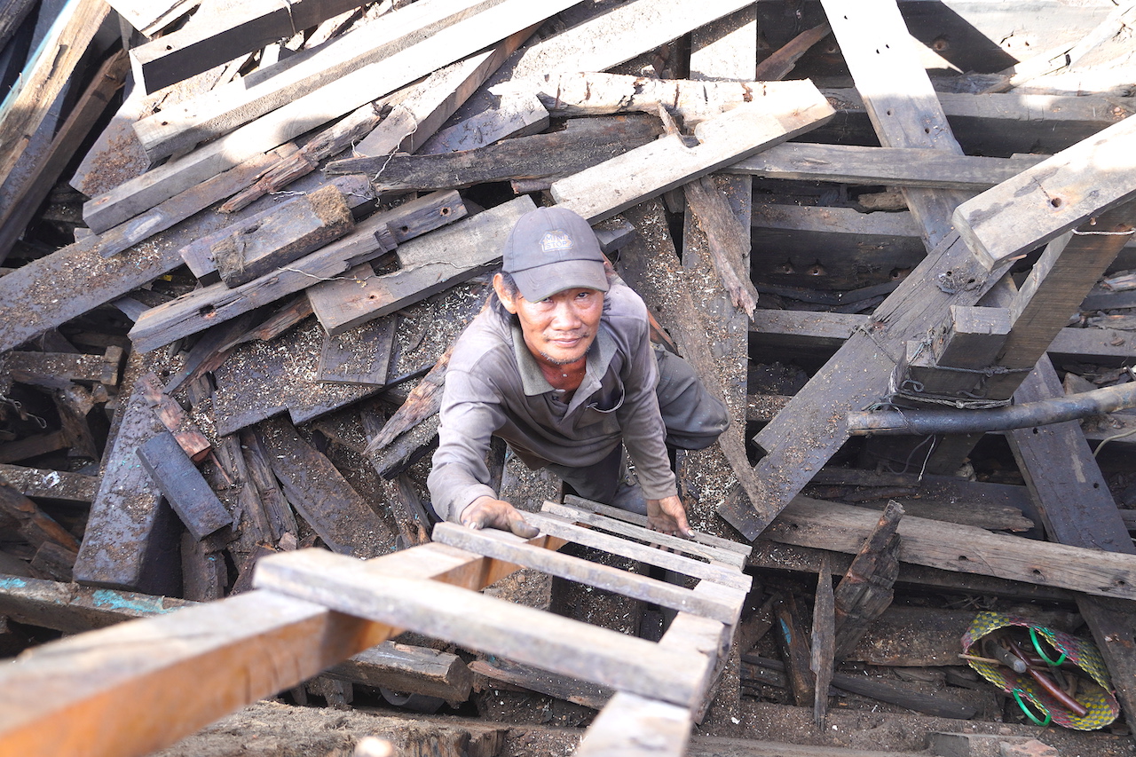 Ông Nguyễn Trúc (54 tuổi, quê Phú Yên) cho biết mỗi tàu cá tuỳ lớn bé mà thời gian tháo dỡ từ 20 – 30 ngày. Mỗi chiếc tàu nhóm thợ của ông nhận khoán công tháo dỡ từ 40 – 60 triệu đồng. “Tính ra mỗi ngày công chúng tôi được khoảng 400 ngàn đồng.