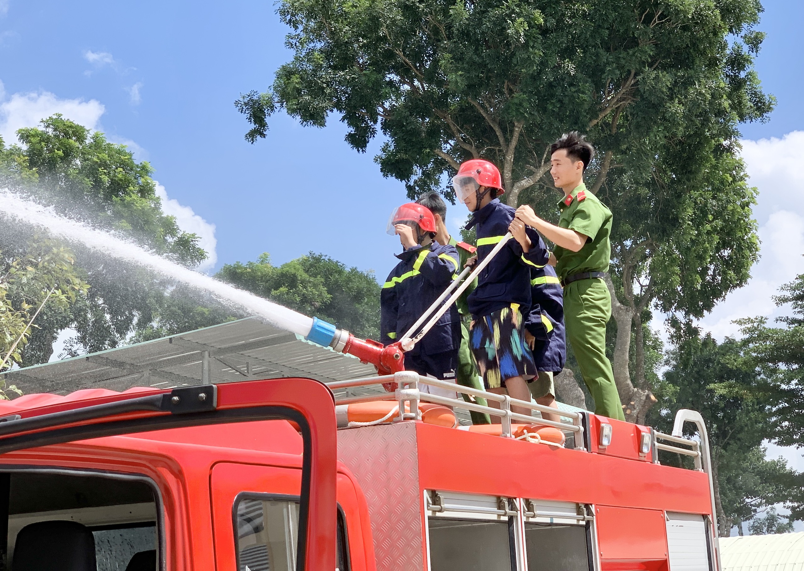 Các em thực hành các kỹ năng chữa cháy và sử dụng bình chữa cháy.