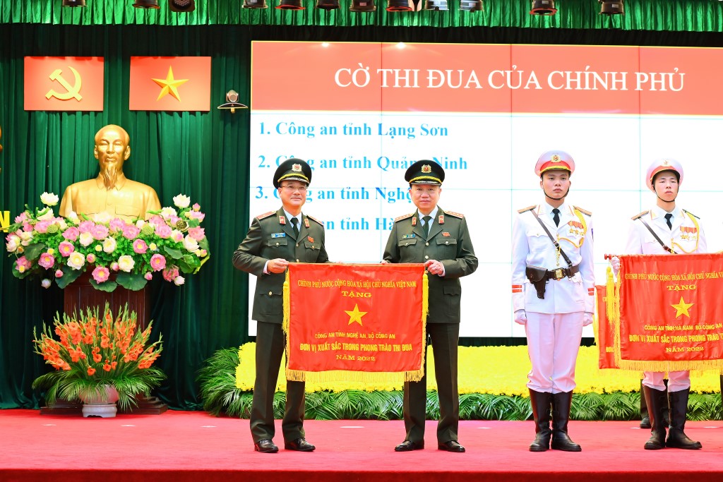Công an Nghệ An 08 năm liên tiếp được Thủ tướng Chính phủ tặng Cờ thi đua xuất sắc