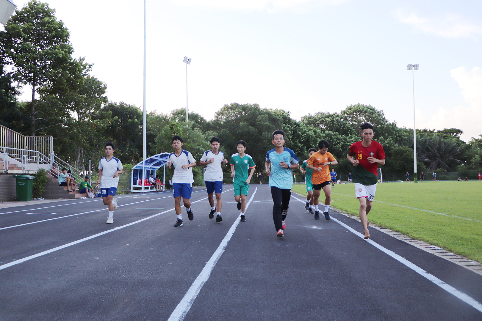 Các VĐV đội tuyển điền kinh huyện Long Điền trong một buổi tập luyện.