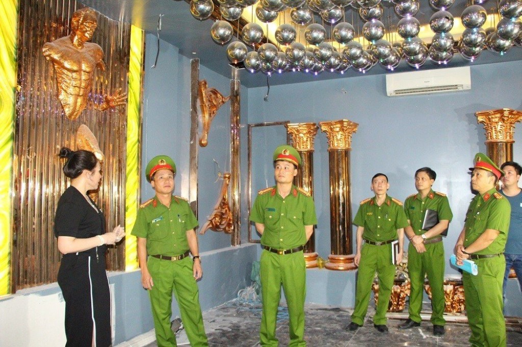 Công an Nghệ An kiểm tra công tác PCCC tại cơ sở kinh doanh karaoke trên địa bàn thành phố Vinh