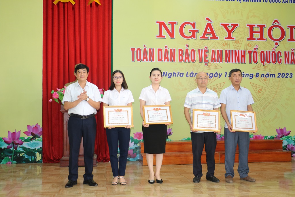 UBND huyện Nghĩa Đàn tặng Giấy khen cho các tập thể, cá nhân trong phong trào toàn dân bảo vệ ANTQ năm 2023